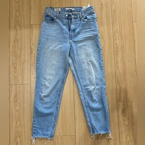 Levi’s Light Wash Mom Jeans - W25